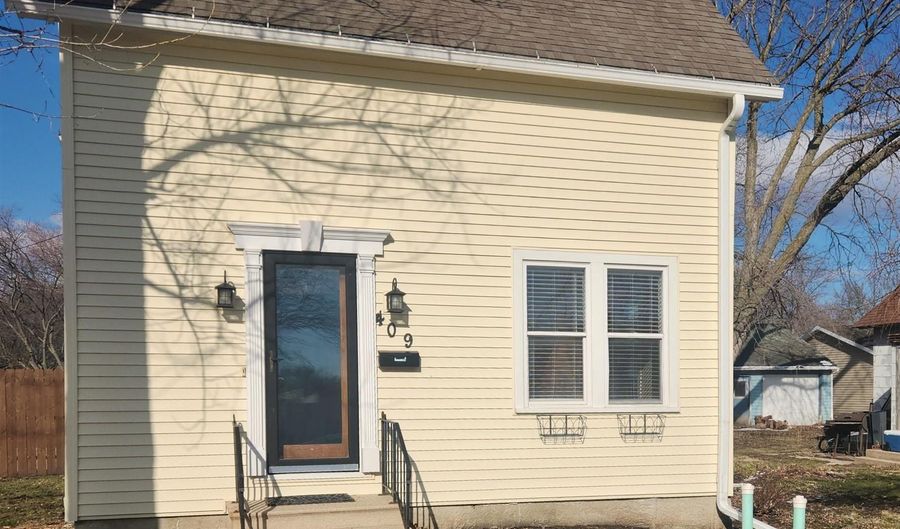 409 N Phillips St, Algona, IA 50511 - 3 Beds, 2 Bath