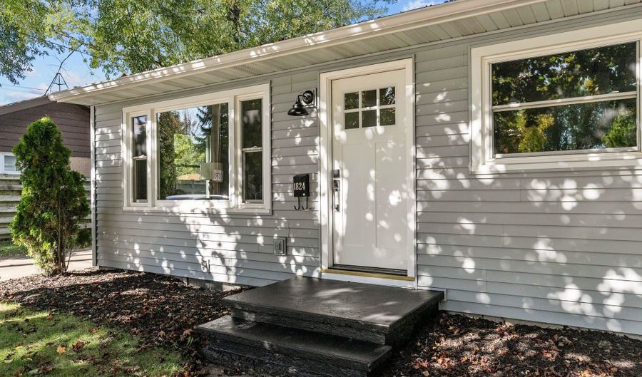 1824 E COLLEGE Ave, Appleton, WI 54915 - 3 Beds, 1 Bath