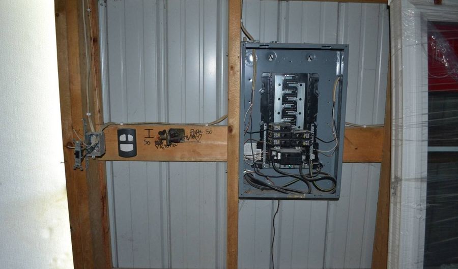 135 E Pine St, Albion, IL 62806 - 3 Beds, 1 Bath