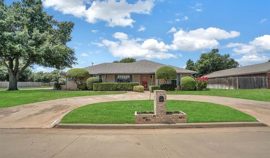 801 Cambridge Dr, Altus, OK 73521 - 4 Beds, 2 Bath