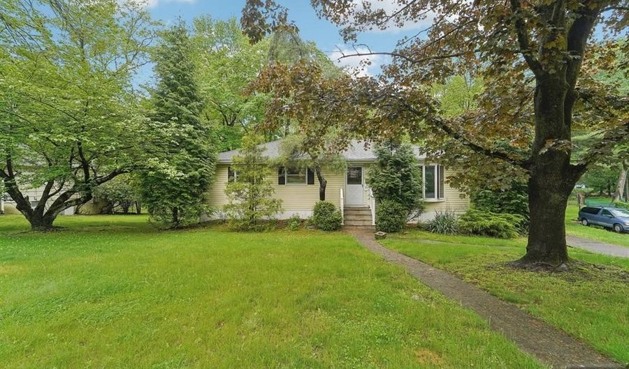 953 Franklin Tpke, Allendale, NJ 07401 - 4 Beds, 2 Bath