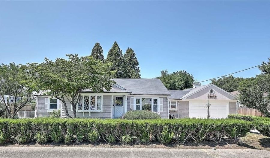 6 Woodbine St, East Providence, RI 02915 - 3 Beds, 1 Bath