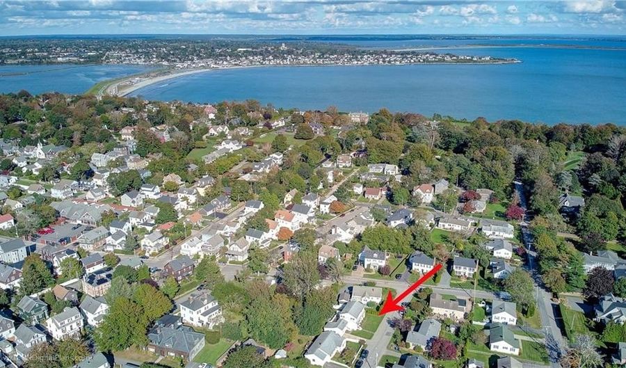 18 Sylvan Ter, Newport, RI 02840 - 5 Beds, 3 Bath