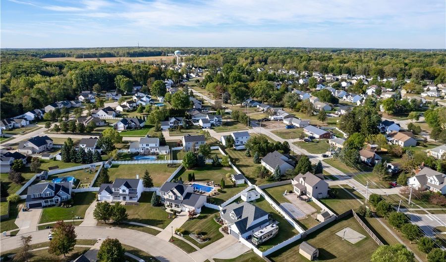 658 Nicole Dr, Amherst, OH 44001 - 4 Beds, 3 Bath