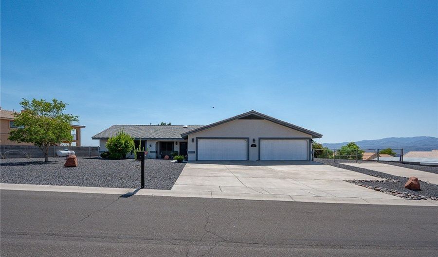 823 Warren Rd, Bullhead City, AZ 86429 - 3 Beds, 2 Bath