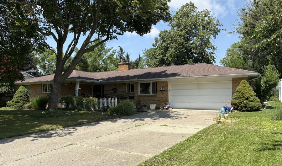 916 Hillcrest Dr, Adrian, MI 49221 - 4 Beds, 3 Bath