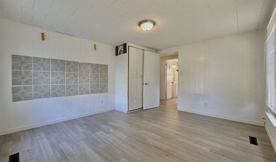 410 E Taylor Ave, Arkansas City, KS 67005 - 2 Beds, 1 Bath