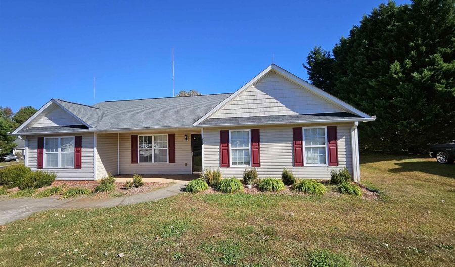 132 Falcon Ridge Dr, Boiling Springs, SC 29316 - 4 Beds, 2 Bath