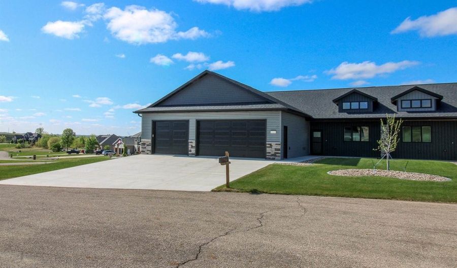 8127 Hawktree Dr, Bismarck, ND 58503 - 3 Beds, 2 Bath