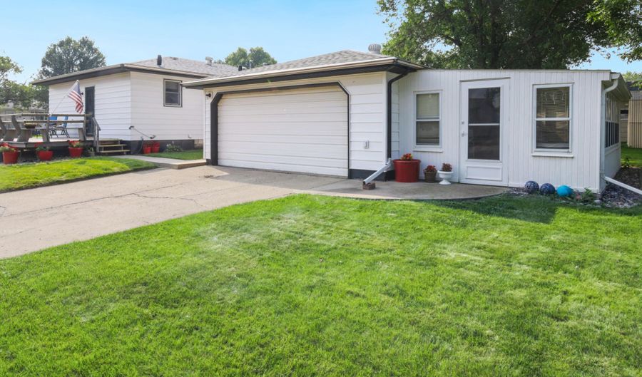 902 S 17th St, Aberdeen, SD 57401 - 4 Beds, 2 Bath