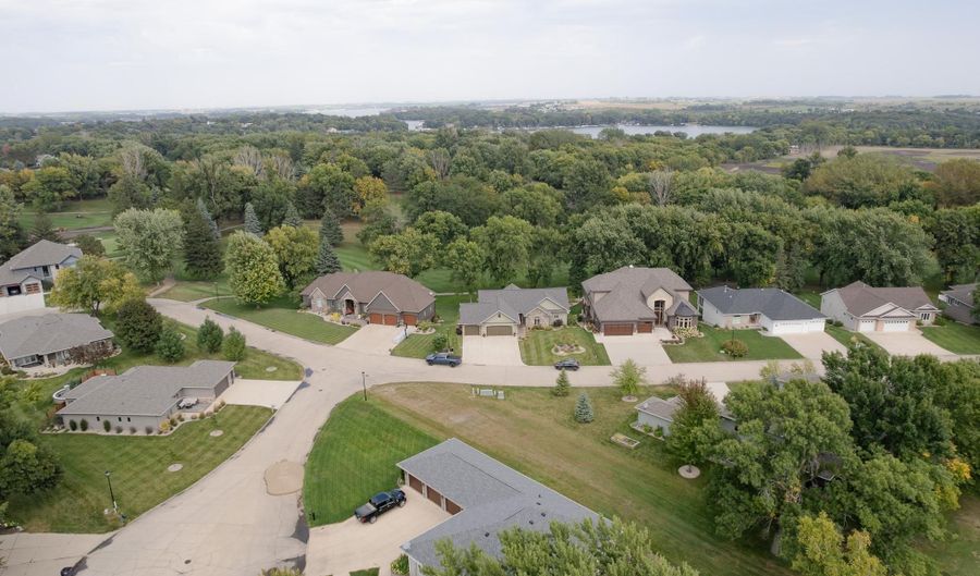 932 Emerald Pines Dr, Arnolds Park, IA 51331 - 5 Beds, 4 Bath