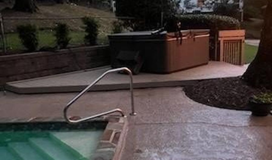 835 Lakeshore Dr NW, Berkeley Lake, GA 30096 - 4 Beds, 3 Bath