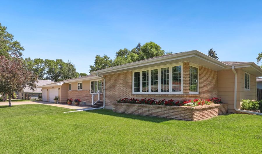 904 Squire Ln, Aberdeen, SD 57401 - 4 Beds, 3 Bath