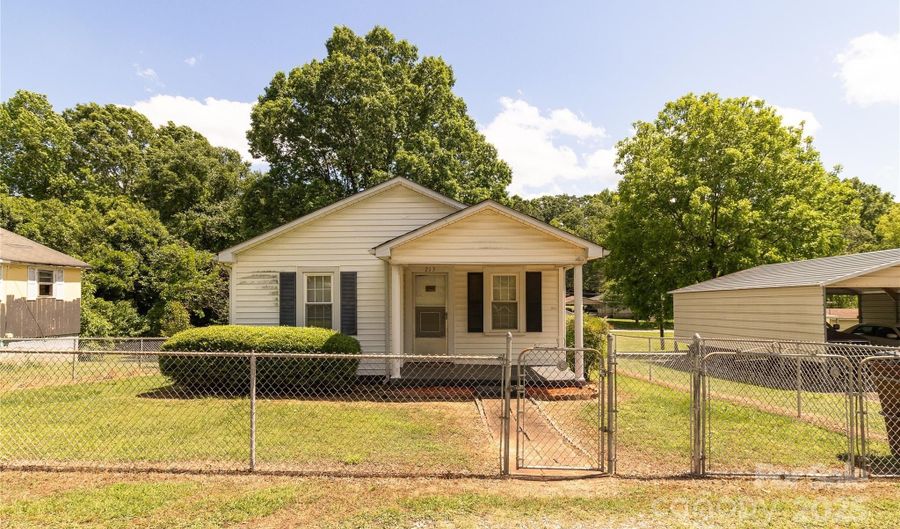 215 Short St, Blacksburg, SC 29702 - 2 Beds, 1 Bath
