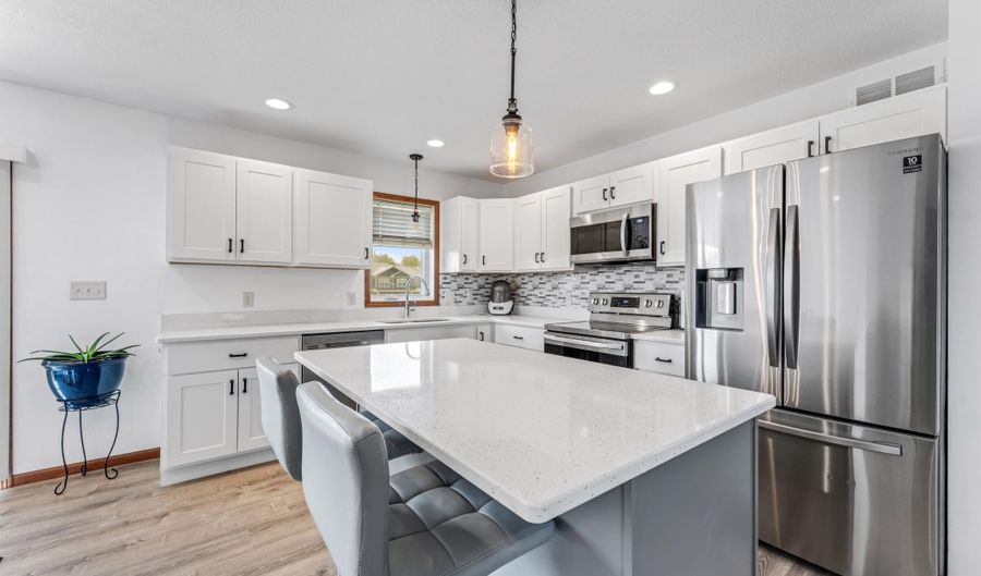 809 24th Ave NW, Austin, MN 55912 - 4 Beds, 2 Bath