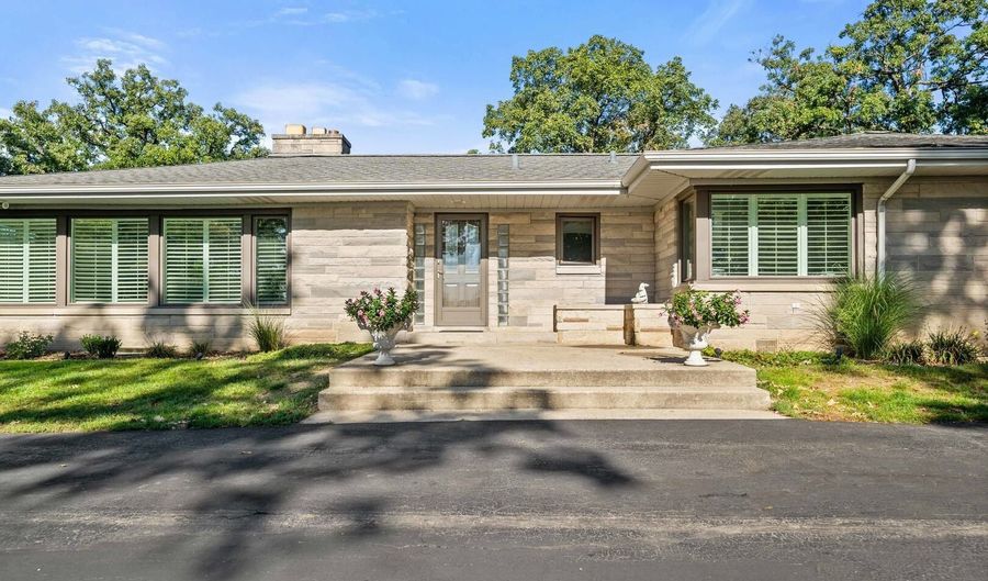 200 N Forest Ct, Addison, IL 60101 - 4 Beds, 2 Bath