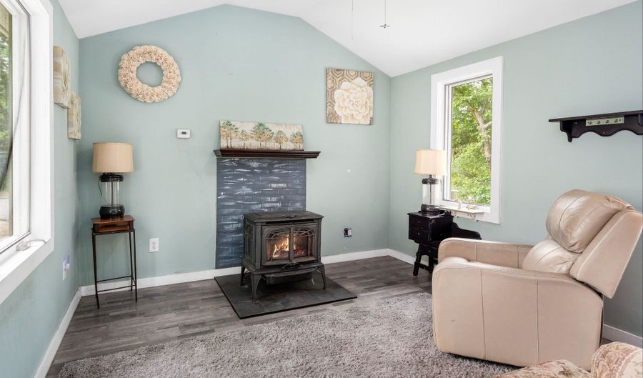 8 Bush Ave, Allenstown, NH 03275 - 1 Beds, 1 Bath