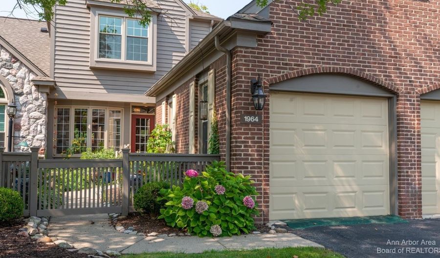 1964 Boulder Dr, Ann Arbor, MI 48104 - 2 Beds, 3 Bath