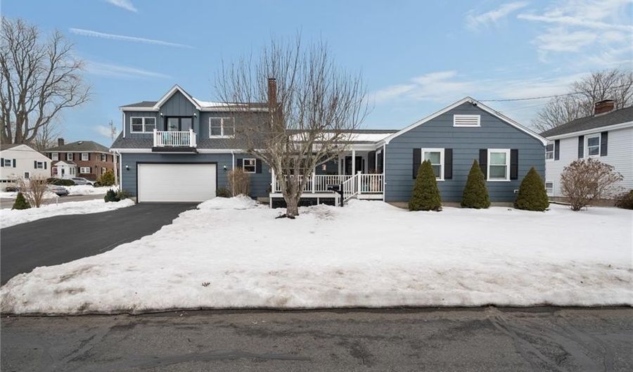 97 Eustis Ave 2, Newport, RI 02840 - 1 Beds, 1 Bath