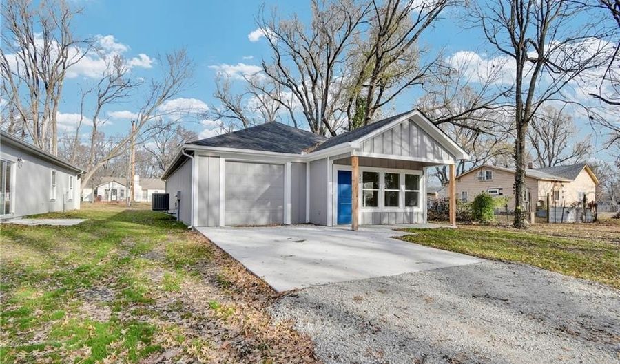 324 E 2nd St, Adrian, MO 64720 - 3 Beds, 2 Bath