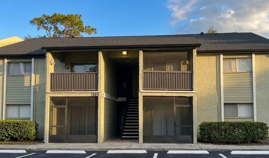 924 LAKE DESTINY Rd E, Altamonte Springs, FL 32714 - 2 Beds, 1 Bath