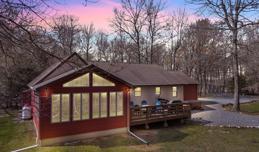 42 Ottomanelli Dr, Albrightsville, PA 18210 - 6 Beds, 3 Bath