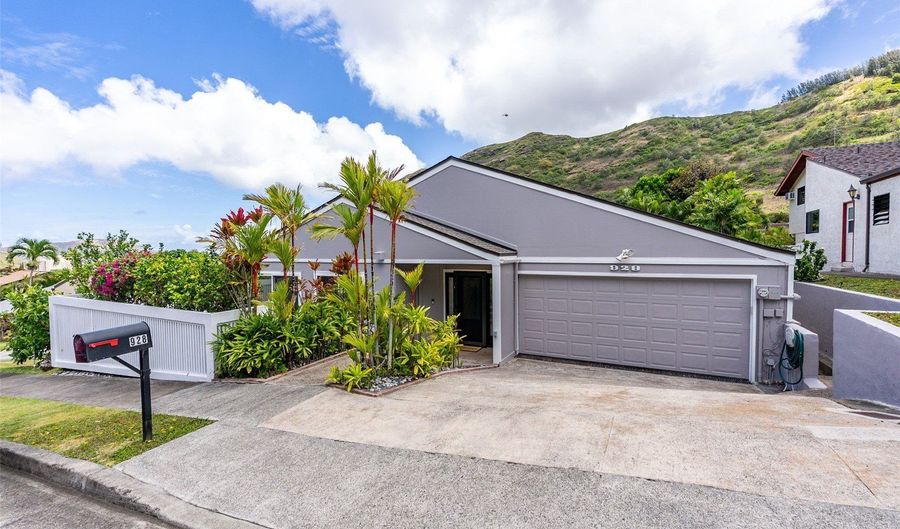 928 Hokulani St, Honolulu, HI 96825 - 4 Beds, 2 Bath