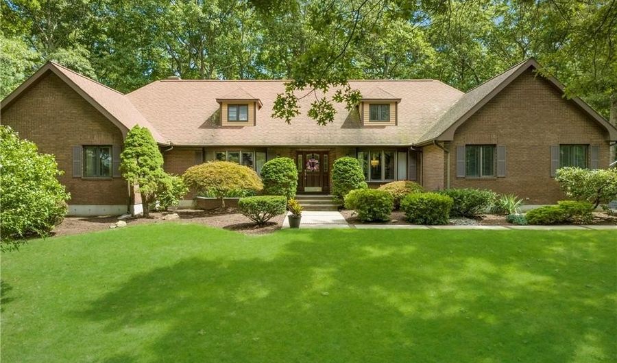 10 Oak Hill Dr, Lincoln, RI 02865 - 4 Beds, 4 Bath