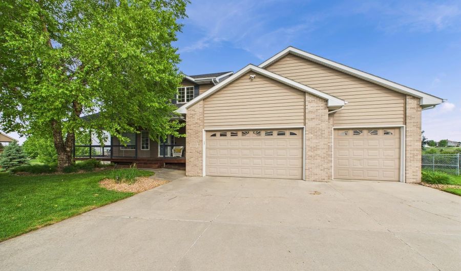 513 N Crestview Cir, Brandon, SD 57005 - 6 Beds, 4 Bath