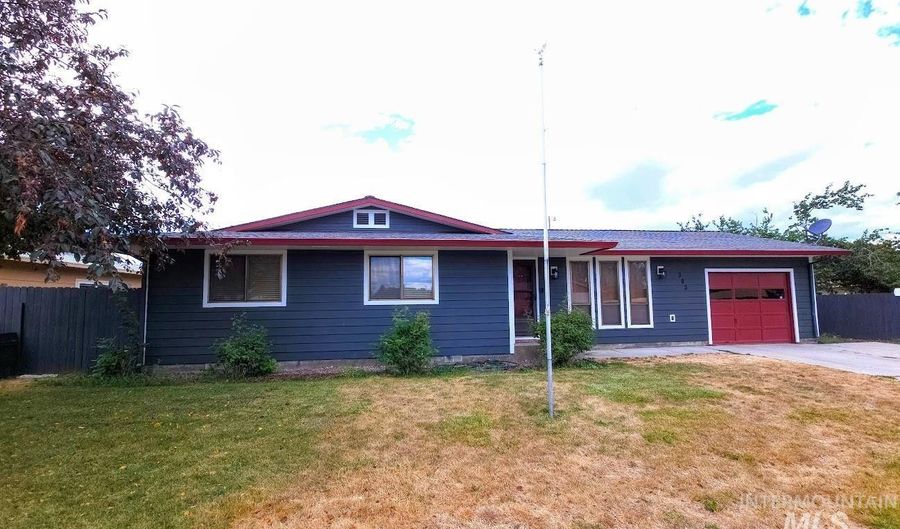 303 S 5th St, Homedale, ID 83628 - 3 Beds, 2 Bath
