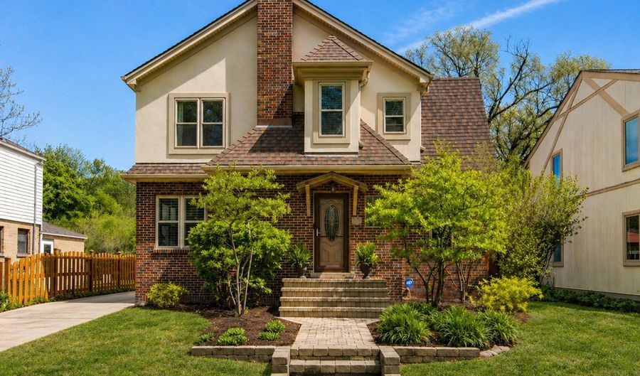 805 S Mitchell Ave, Arlington Heights, IL 60005 - 3 Beds, 2 Bath
