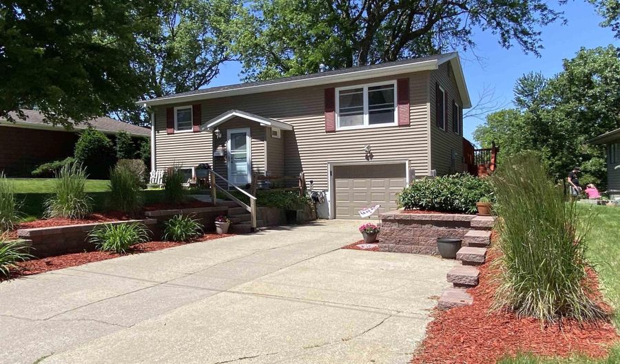 1901 Hillcrest Dr, Atlantic, IA 50022 - 4 Beds, 2 Bath