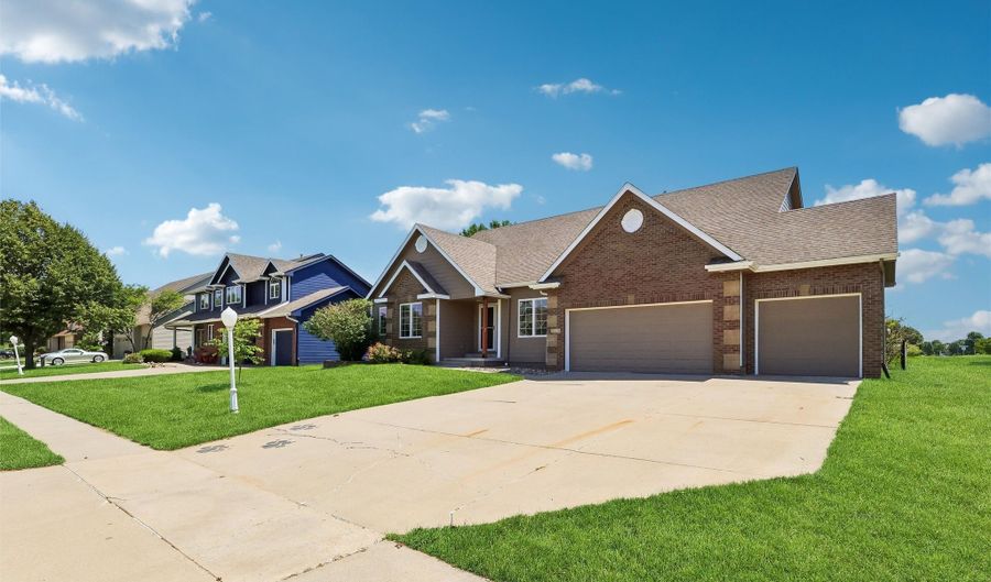 3105 NE Huntington Ln, Ankeny, IA 50021 - 4 Beds, 4 Bath