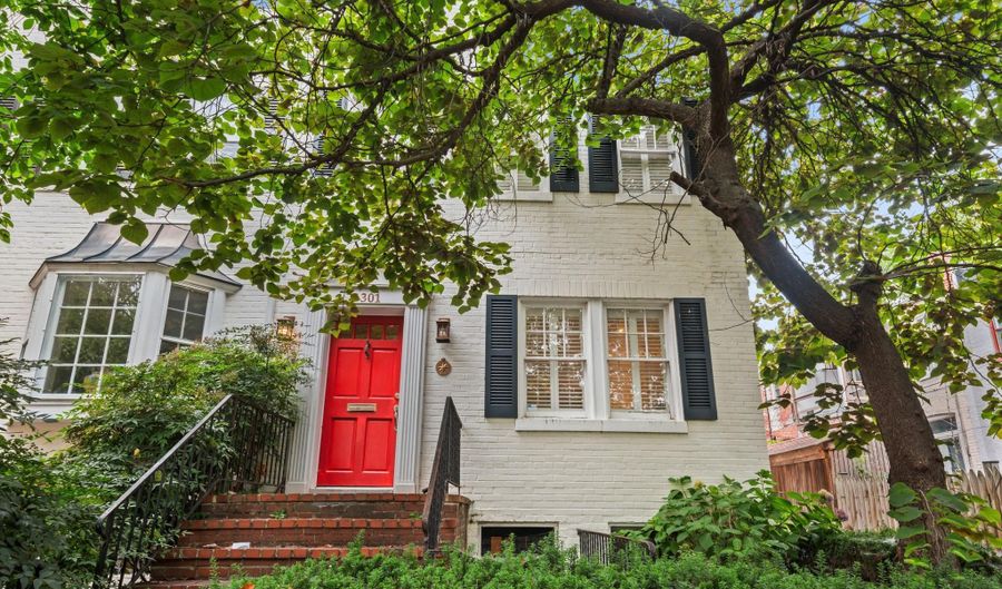 3301 NW DENT Pl NW, Washington, DC 20007 - 2 Beds, 2 Bath