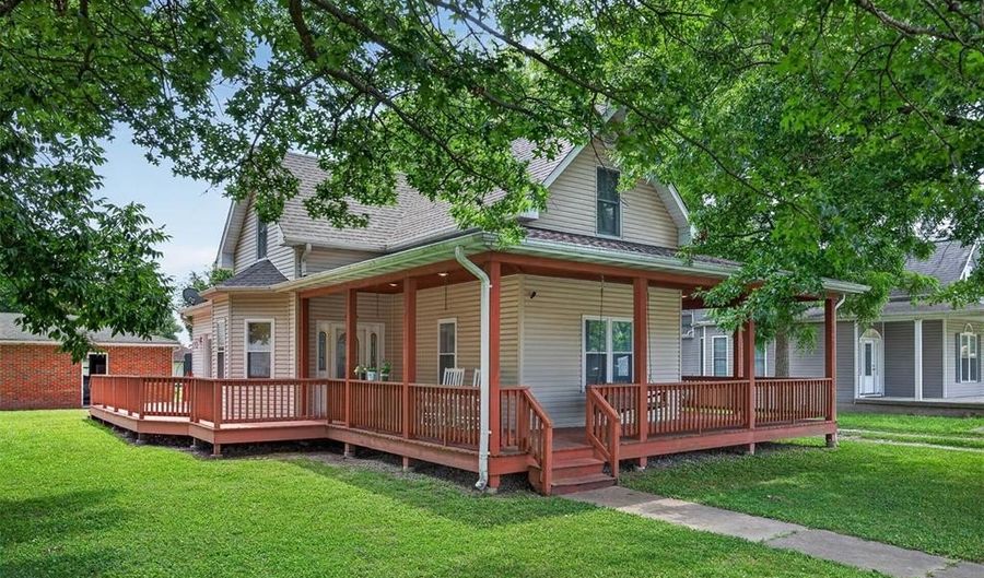 310 E Main St, Alhambra, IL 62001 - 3 Beds, 2 Bath