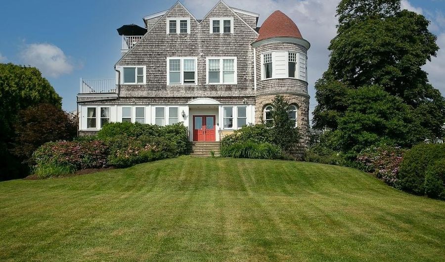 1 Seaview Ave 4, Newport, RI 02840 - 3 Beds, 2 Bath