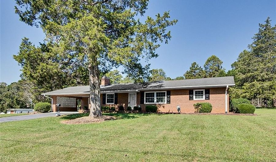 438 Sawyersville Rd, Asheboro, NC 27205 - 3 Beds, 2 Bath