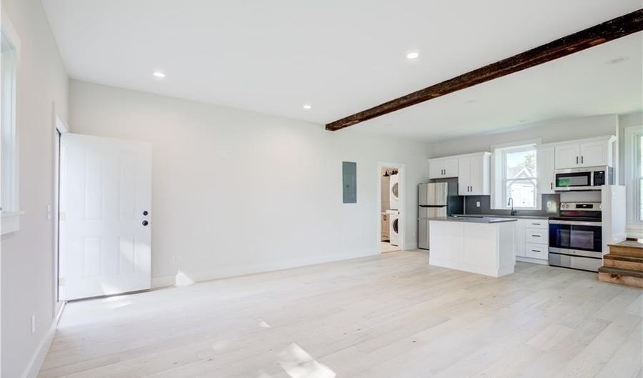 556 E Main Rd, Middletown, RI 02842 - 1 Beds, 2 Bath