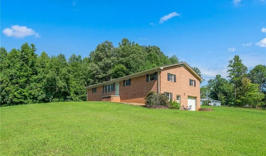 5024 Gardengate Rd, Asheboro, NC 27205 - 3 Beds, 2 Bath