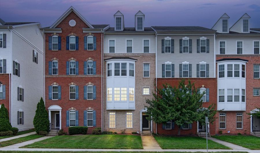 43845 CENTERGATE Dr, Ashburn, VA 20148 - 3 Beds, 3 Bath