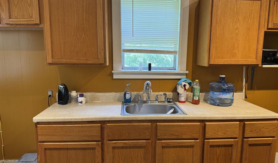 618 E 10th St, Baxter Springs, KS 66713 - 2 Beds, 1 Bath