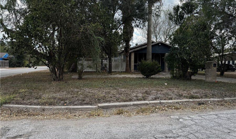 200 W 5th St, Alice, TX 78332 - 3 Beds, 3 Bath