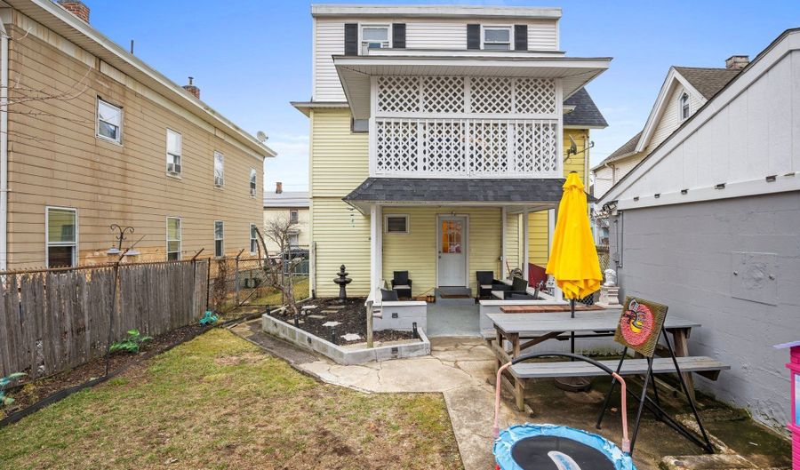 369 Park St, Bridgeport, CT 06606 - 8 Beds, 2 Bath