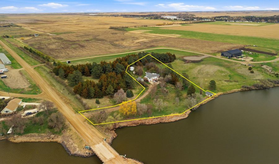 12746 378th Ave, Aberdeen, SD 57401 - 3 Beds, 2 Bath