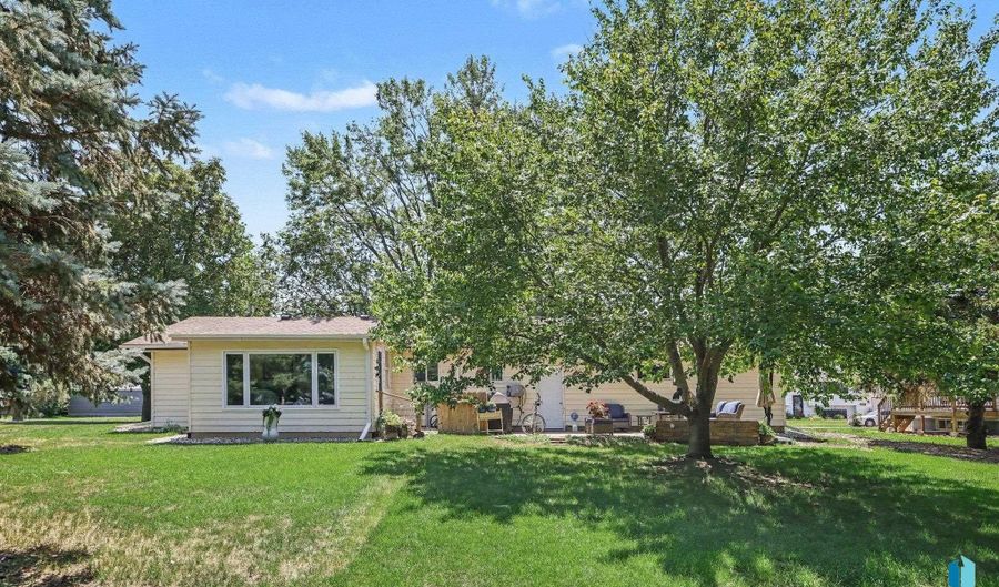 208 E Short St, Beresford, SD 57004 - 4 Beds, 2 Bath