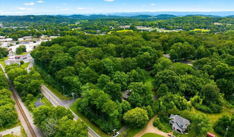 1303 W Madison Ave, Athens, TN 37303 - 5 Beds, 3 Bath