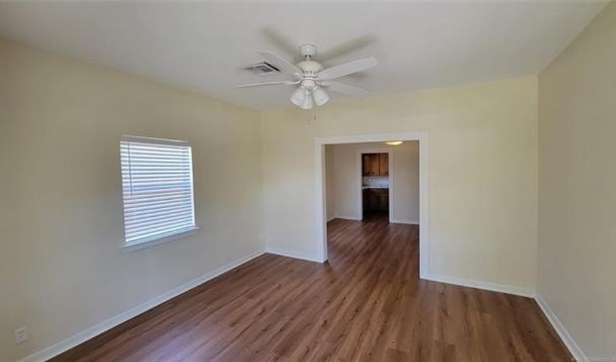 420 S Ctr, Ada, OK 74820 - 2 Beds, 1 Bath