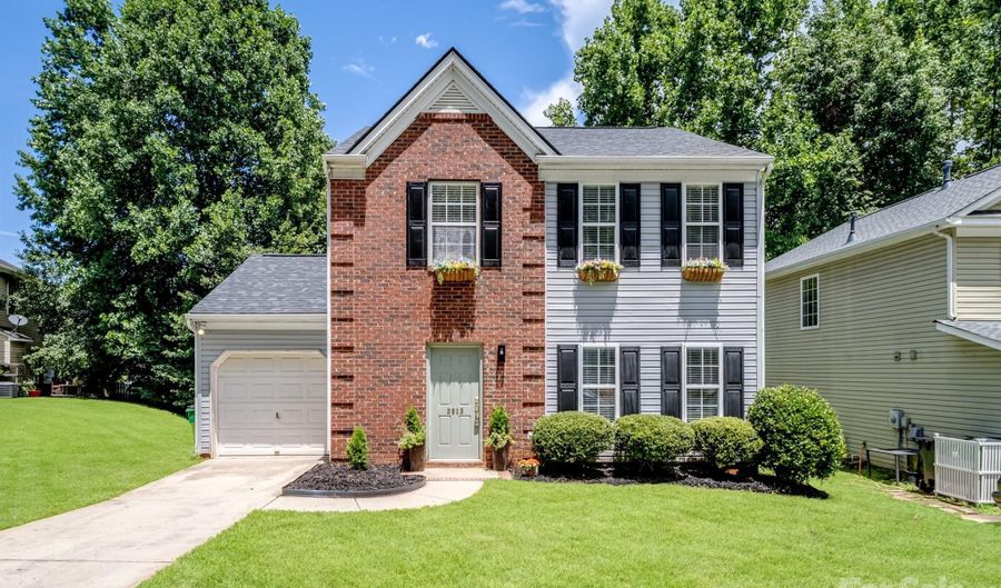 3813 Brookchase Ln, Charlotte, NC 28205 - 3 Beds, 3 Bath