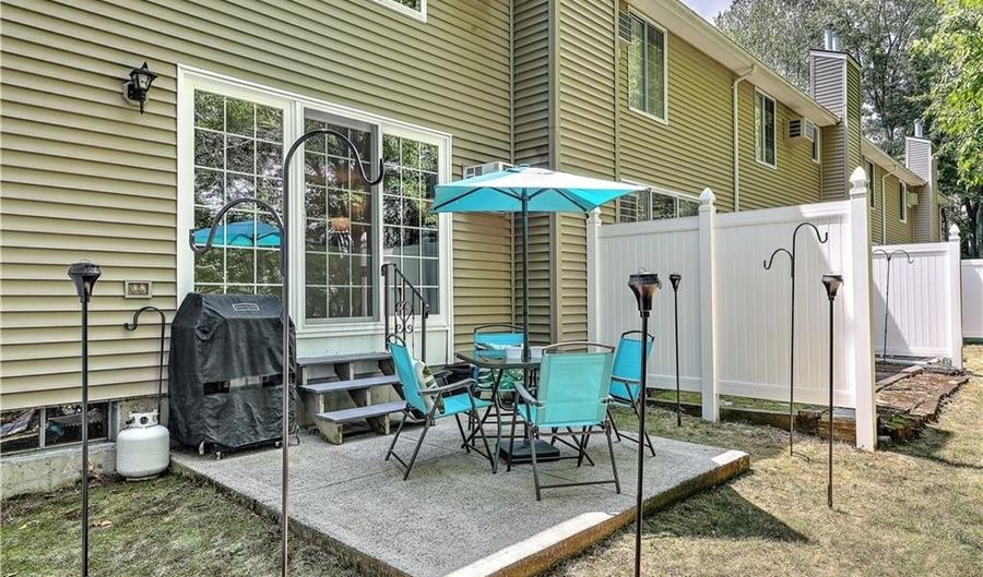 28 Marigold Cir, North Providence, RI 02904 - 2 Beds, 2 Bath