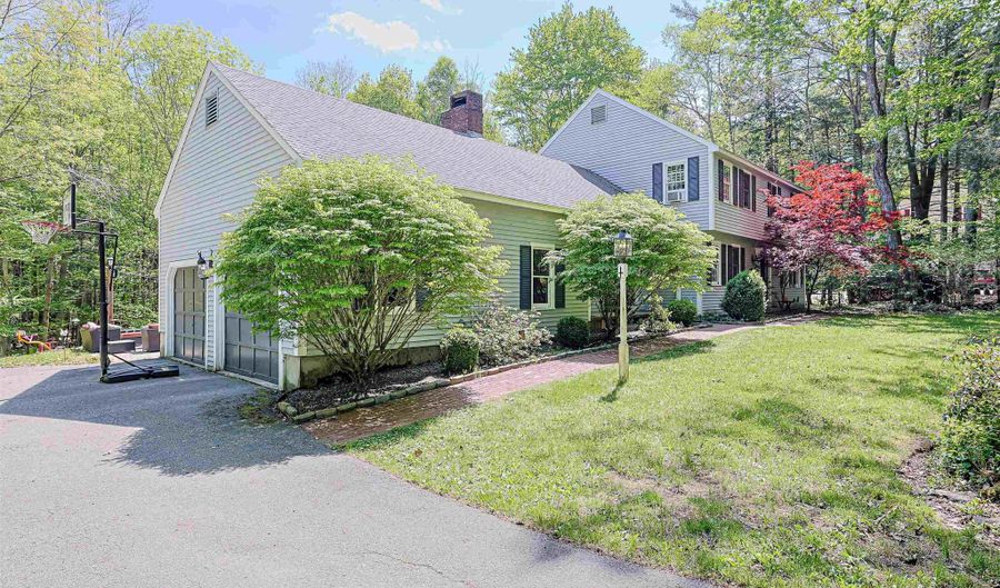 19 Winterberry Dr, Amherst, NH 03031 - 4 Beds, 3 Bath